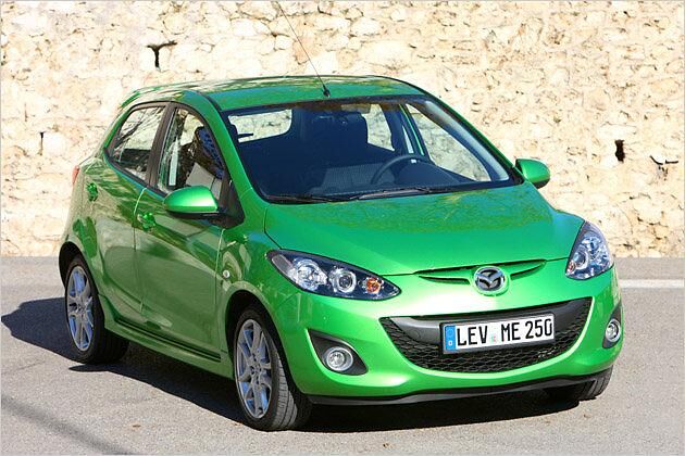 Von vorne erinnert der Mazda 2 nun stärker an die Markengeschwister 3, 5 und 6