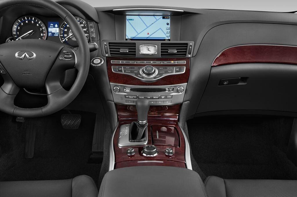 Infiniti Q70 (Baujahr 2015) 3.7 V6 7At 4 Türen Mittelkonsole
