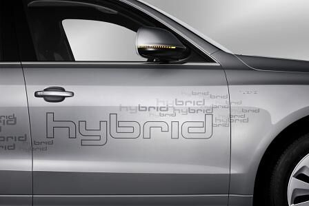 Der Hybridantrieb soll den Verbrauch des SUV auf unter sieben Liter drücken.