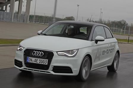 Der Hybridantrieb soll den Verbrauch des SUV auf unter sieben Liter drücken.