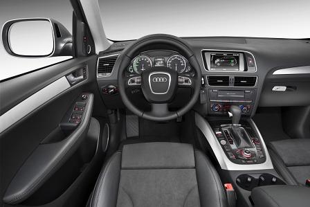 Ansonsten unterscheidet sich das Cockpit kaum von dem der konventionell angetriebenen SUV-Varianten.