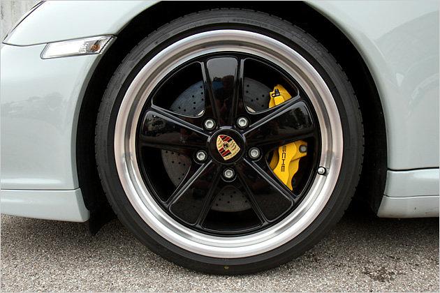 Die 19-Zoll-Felgen im traditionellen Fuchsdesign können für aktuelle 911er nachträglich gekauft werden