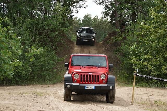 Da steht der Jeep Wrangler, dessen Urtyp schon in den 40er-Jahren erschien und als Armeefahrzeug dazu beitrug, Europa zu befreien.