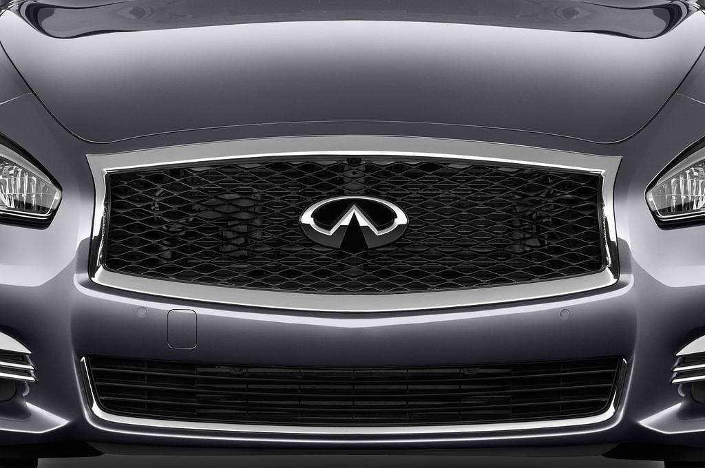 Infiniti Q70 (Baujahr 2017) Premium 4 Türen Kühlergrill und Scheinwerfer