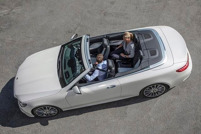 Wuchtig satt und dennoch mit der bei einem Mercedes gebotenen Eleganz steht der Oben-ohne-Sternenkreuzer auf der Straße