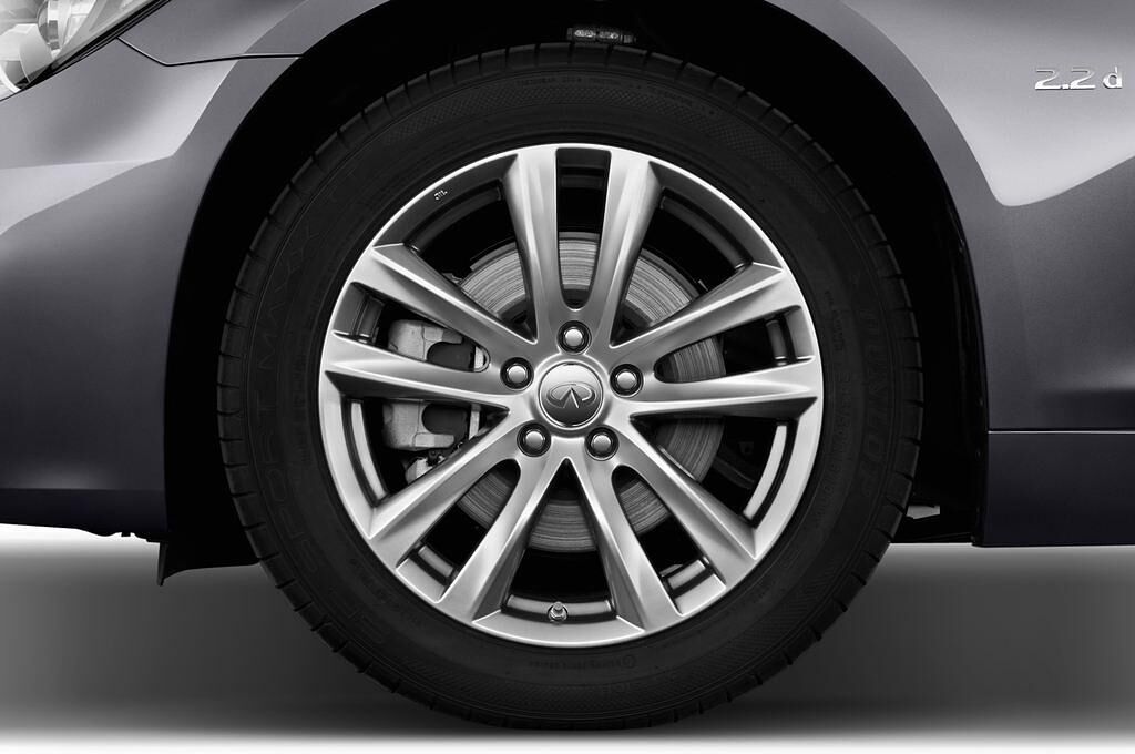 Infiniti Q70 (Baujahr 2017) Premium 4 Türen Reifen und Felge