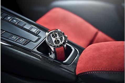 Der Preis des Porsche Design Chronographen 911 GT2 RS beträgt 9.450 Euro.