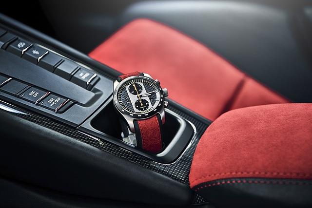 Auch die passende Uhr hat Porsche im Programm