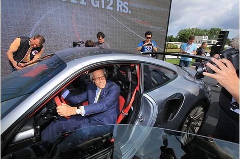 Festival-Gastgeber Lord March lässt es sich nicht nehmen, gleich im neuen Porsche 911 GT2 RS den Fahrersitz zu erobern.