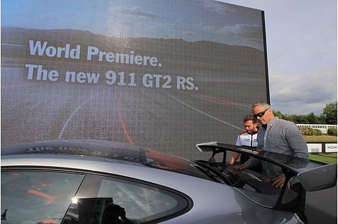 Fernsehstar Matt LeBlanc schaut sich die andere Weltpremiere, den Porsche 911 GT2 RS etwas genauer an.