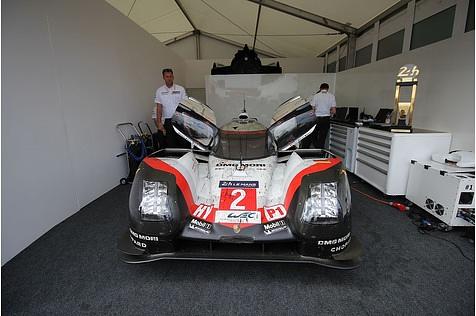 Gerade erst als Gesamtsieger beim 24 Stunden Rennen in LeMans über die Ziellinie gerollt, ist er schon in Goodwood zu sehen und zu hören.