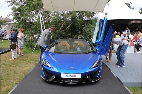 Der neue McLaren 570S Spider ist in Goodwood zum ersten Mal fahrend zu sehen.