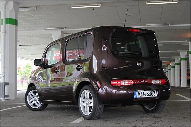 Auch aus dieser Perspektive fällt der Nissan auf