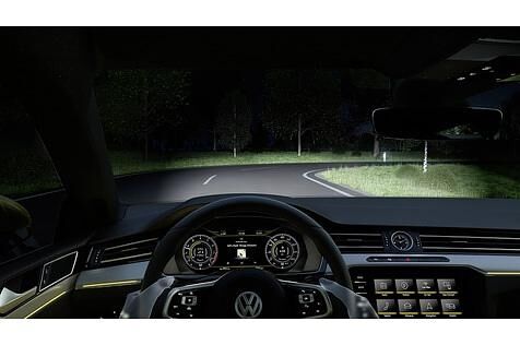 Auch nachts sorgt der VW Arteon für eine sichere Fahrt.