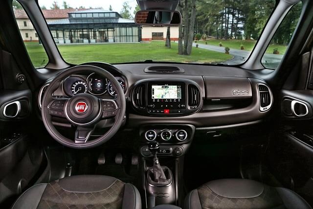 Neben einigen optischen Retuschen haben die Italiener dem Mini-Van ein aufgemöbeltes Interieur und moderne Infotainmentsysteme spendiert