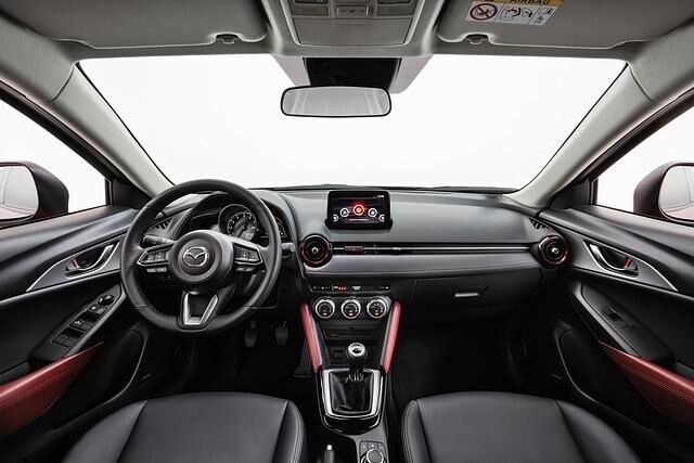 Der Innenraum ähnelt dem des Mazda 2