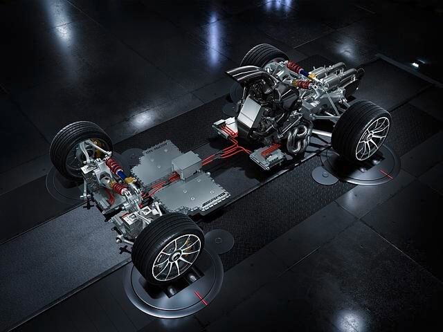 Unter der Karosserie des "Project One" steckt ein Formel-1-ähnlicher Antrieb