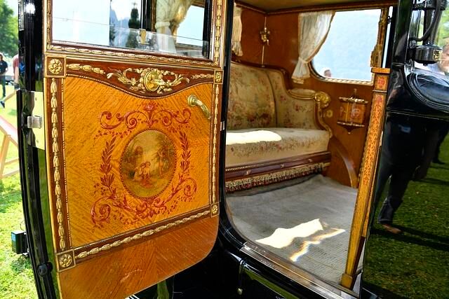 Ein Phantom I von 1926 verblüffte durch ein im Stil des Rokoko ausgemaltes Kutscheninterieur mit bestickter Sitzbank