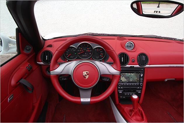 Auf Wunsch gibt es das Interieur in knalligem Rot