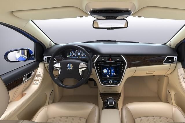 Der Inennraum erreicht nicht Mercedes-Standards, wirkt aber durchaus modern