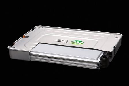 Die Batterie ist das Herzstück der Technik, und das, was den neuen Antrieb so teuer macht.