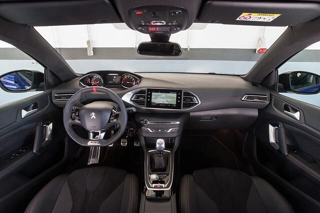 Zum anderen wurde im mit klassischen Sportinsignien ausgestatteten Innenraum das Touchscreen-Infotainment erneuert, und auch das Top-Modell profitiert von den neuen Assistenzsystemen