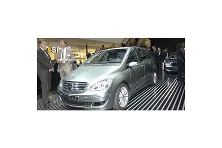 Erste Brennstoffzellen-Mercedes an Kunden übergeben