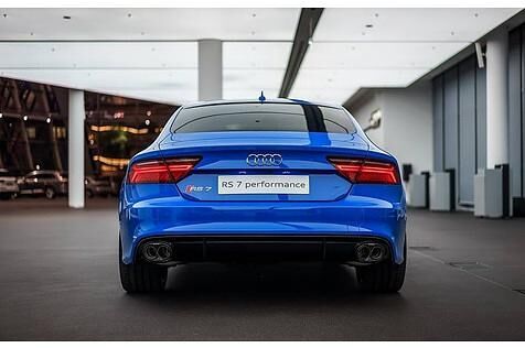 Dass die Farbe Blau nicht ganz aus dem Gedächtnis der Kunden wegzudenken ist, zeigt sich an einem individualisierten Audi RS7.
