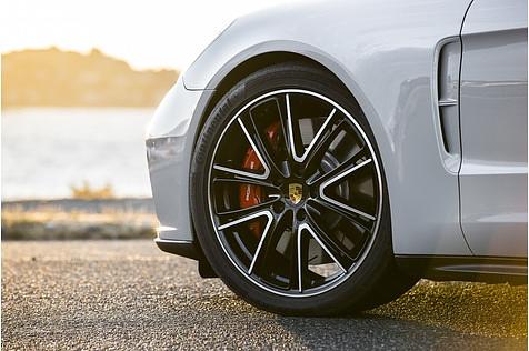 Porsche Panamera Sport Turismo Turbo - rollt auf 20-Zöllern