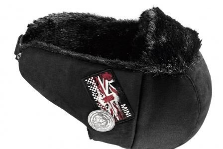 Was Warmes auf die Ohren: Minis Fake-Fur-Mütze ist auch modisch auf der Höhe.