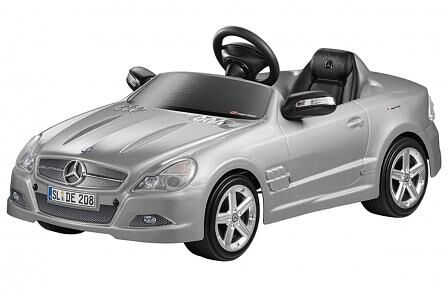 Mit diesem SL Roadster können Markenfans ab drei Jahren auf In- und Outdoorpisten starten.