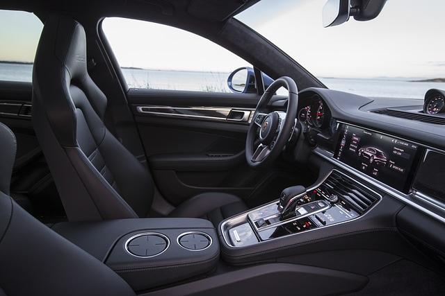 Vor der B-Säule entspricht der Sport Turismo indes lupenrein der Limousine. Er ist und bleibt also ein Fahrerauto