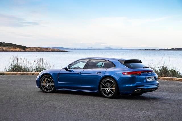 In seiner Topversion Turbo Sport Turismo geht es über die 300-Stundenkilometer-Marke.