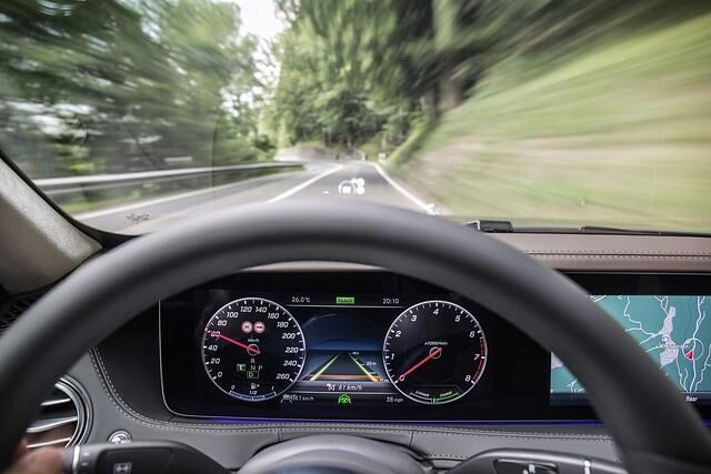 Der Abstandstempomat Distronic wurde um eine „Automatik“ erweitert, die das Tempo nicht nur abhängig vom Vordermann regelt, sondern auch Kurven, Kreisverkehre oder Abbiegungen berücksichtigt
