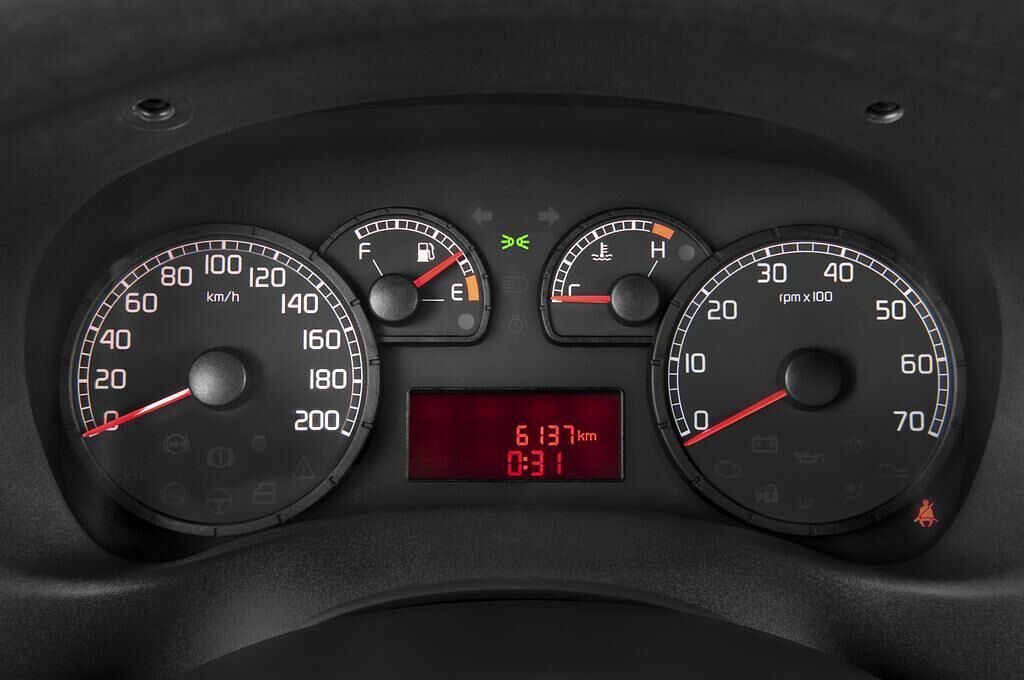 FIAT Doblo (Baujahr 2010) Dynamic 5 Türen Tacho und Fahrerinstrumente