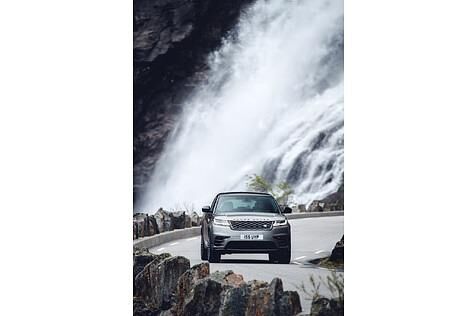 Dank aktivem Sperrdifferential an der Hinterachse kommt der Velar auch gut um die Kurve