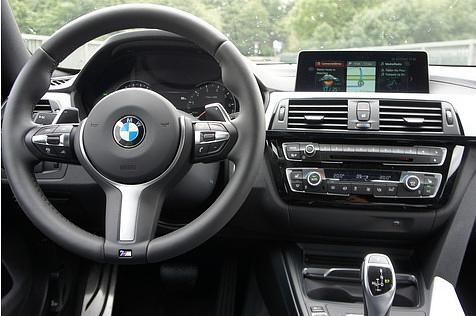 Der dicke Lenkradkranz liegt gut in der Hand