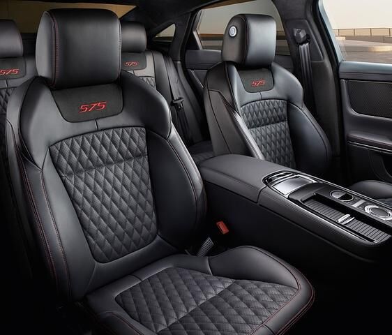 Den Innenraum des Jaguar XJR575 können Kunden mit Sportsitzen aufwerten, die Lederbezüge mit Rautensteppung bieten