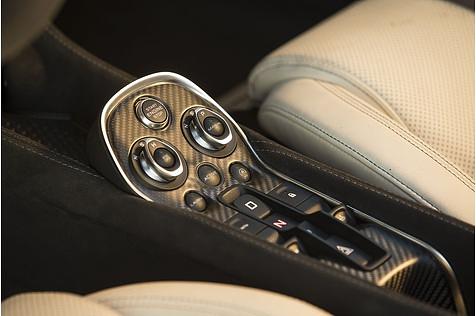 Die Schaltzentrale des McLaren 570S Spider.