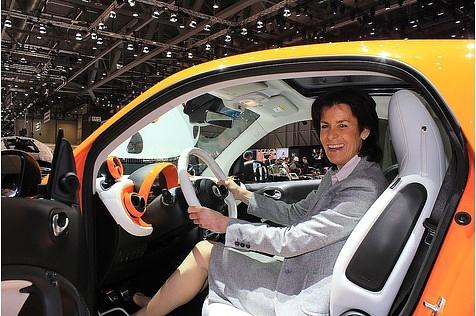 Smart Chefin Dr. Annette Winkler: Wir können abwarten, bis der richtige Moment zur Umstellung auf eine reine E-Marke gekommen ist.