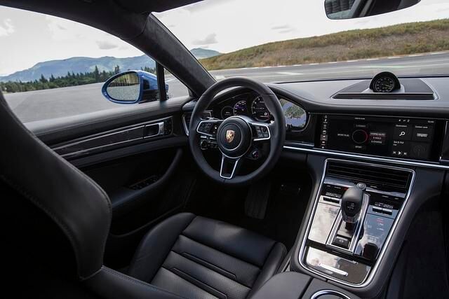 Darüber hinaus verwöhnt der Panamera mit edlen Materialien, vielfach elektrisch verstellbaren gekühlt und gewärmten Ledersitzen, Ambientebeleuchtung, Soundsystem, Multimedia-Orgien, Privacy-Glas...