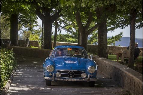 Adrian Gattiker und sein Mercedes 300 SL bayrisch-blau