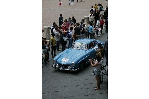 Adrian Gattiker und sein Mercedes 300 SL bayrisch-blau