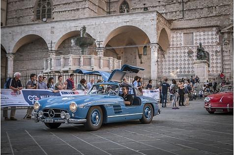 Adrian Gattiker und sein Mercedes 300 SL bayrisch-blau