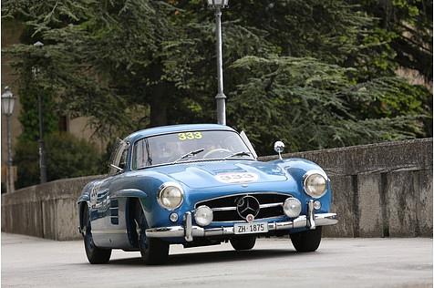 Adrian Gattiker und sein Mercedes 300 SL bayrisch-blau