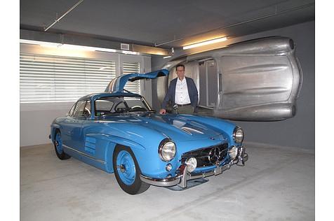 Adrian Gattiker und sein Mercedes 300 SL bayrisch-blau