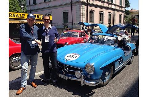 Adrian Gattiker und sein Mercedes 300 SL bayrisch-blau