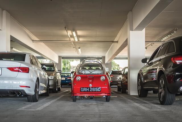 Eindrucksvoll ist der konkrete Vergleich: Neben modernen Autos geparkt, wirkt der Trident fast verloren