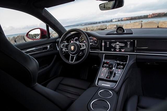 Der Innenraum unterscheidet sich nur marginal vom "normalen" Panamera