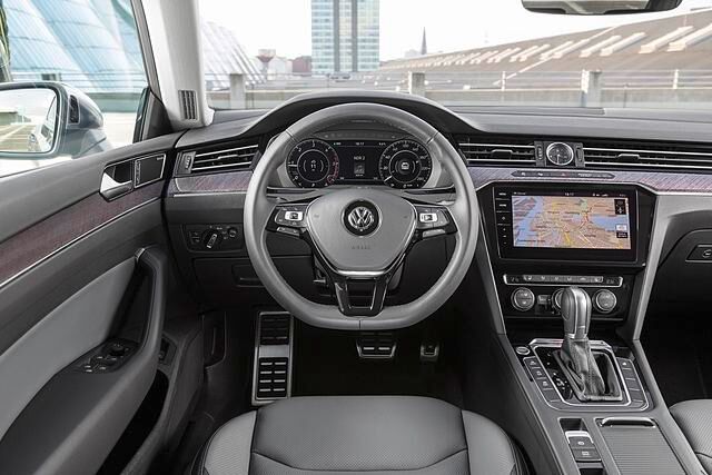 Das Cockpit entspricht dem des Passat weitgehend